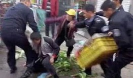 武汉城管被商贩爆料视频,商贩爆料视频曝光冲突瞬间