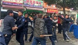 武汉城管被商贩爆料视频,商贩爆料视频曝光冲突瞬间